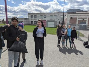 Élèves ramassent des déchets dehors