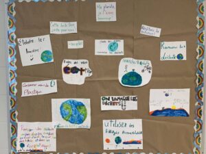 Petits cartons sur le mur avec des dessins et conseils écoresponsables écrits par les élèves